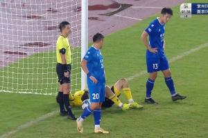太想進(jìn)一個了！常州隊遠(yuǎn)射中柱，心急補射將南京門將撞到門柱上