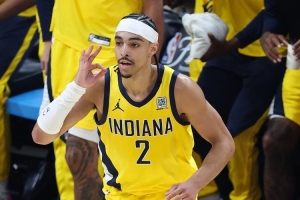 攻防一體！內(nèi)姆哈德半場5中4&三分3中2拿到10分 另有3搶斷