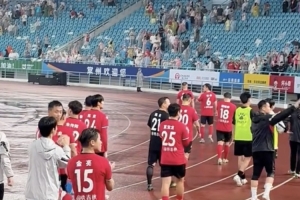 常州隊五連敗后球迷不離不棄，賽后喊話：打回來吧！