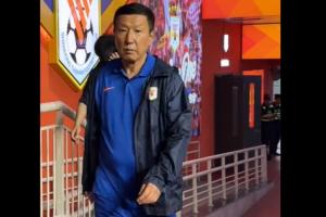 看上去身體無(wú)大礙??未出席賽后發(fā)布會(huì)，崔康熙現(xiàn)身直接走上大巴