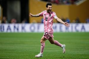 主持人：梅西可以轉(zhuǎn)會(huì)到英超踢球，他能幫助阿森納贏得英超冠軍