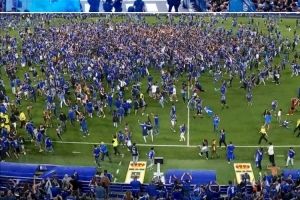 皇家?jiàn)W維耶多附加賽決賽取勝升上西甲，球迷涌入場(chǎng)內(nèi)瘋狂慶祝