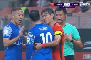 消消氣！特謝拉被踢倒朝裁判抱怨，申花和海港隊長都來勸他??