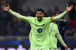 德科：不打算讓阿勞霍離隊，他是最佳后衛(wèi)之一&受到不公平批評