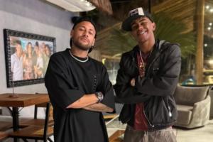 二馬同框??內(nèi)馬爾與亞馬爾合照，面對(duì)鏡頭擺出相同姿勢(shì)