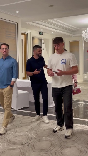 比利亞抵達(dá)上海收獲了特別的“禮物”，球迷會為他制作了表白視頻