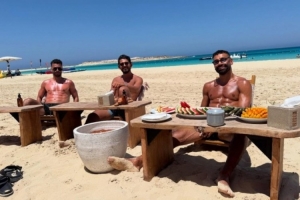 沙灘上吃西瓜??薩拉赫社媒曬海邊度假照片，享用水果餐