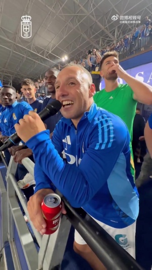 ??40歲卡索拉幫助母隊(duì)奧維耶多成功升上西甲，深情為球迷獻(xiàn)唱