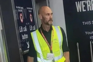 年初遭解雇&湊合干！斯旺西前主帥威廉姆斯被拍到在機(jī)場(chǎng)工作