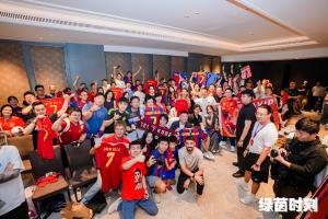 大飽眼福！比利亞和范志毅相見進(jìn)行足球互動(dòng) 為球迷們簽名合影