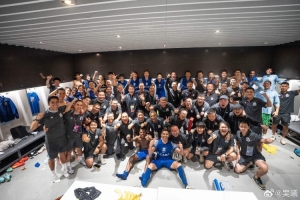 助攻帽子戲法助申花淘汰海港，吳曦社媒曬全隊合影：晉級下一輪