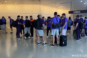 記者：天津津門虎飛抵上海 目前大雨不知是否會影響今晚上海德比