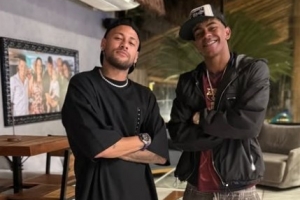 月薪2747萬(wàn)RMB生活！內(nèi)馬爾假期吃喝玩樂(lè)、和女友甜蜜跳舞打撲克