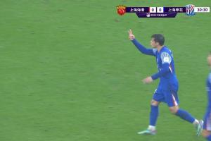 特謝拉第30分鐘染黃，朝裁判手比兩根手指抱怨判罰