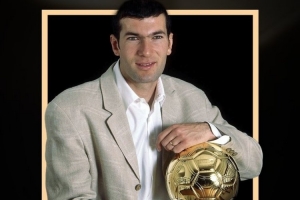 齊達內(nèi)今天迎來53歲生日，金球獎官推曬海報：祝齊祖生日快樂