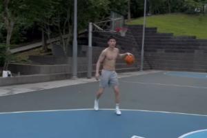 ??刻苦！林秉圣在戶外頂著31℃烈日赤膊上身訓(xùn)練 肌肉線條明顯