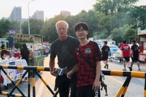 刺探“軍情”！玉昆主帥安德森來到鄭州，觀看河南隊足協(xié)杯比賽