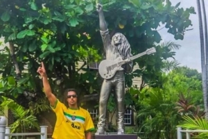 Peace??????孔德在牙買加度假，參觀鮑勃-馬利故居博物館