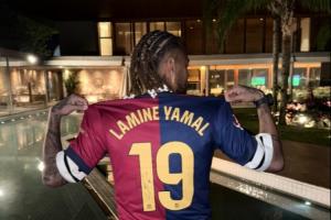 出息了??內(nèi)馬爾穿上亞馬爾巴薩球衣，亞馬爾曬照：媽媽，看??！