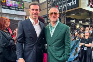 滿屏的帥????35歲貝爾合影61歲布拉德皮特