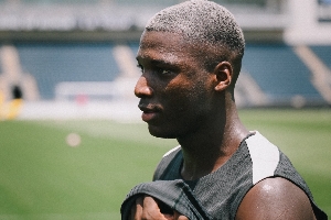 熱熱熱??切爾西眾將訓(xùn)練中吹噴霧風(fēng)扇，當(dāng)?shù)貧鉁刈罡?8℃