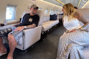 去沙特嗎？特奧社媒曬照，與伴侶在飛機(jī)上合影