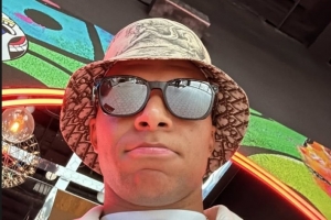 身體好些了？姆巴佩社媒曬戴墨鏡自拍照