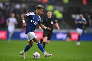 鏡報(bào)：多隊(duì)關(guān)注伊鎮(zhèn)中場(chǎng)哈欽森，藍(lán)軍擁有該球員25%二轉(zhuǎn)分成