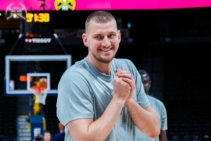 掘金官微曬約基奇照片祝賀楊瀚森：期待場(chǎng)上與你對(duì)位交流！