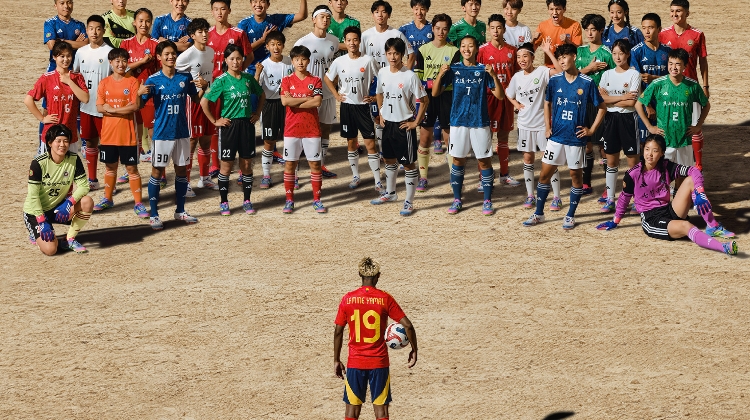 太會了！阿迪達(dá)斯復(fù)刻06經(jīng)典，這一次歲亞馬爾直面一群高中生