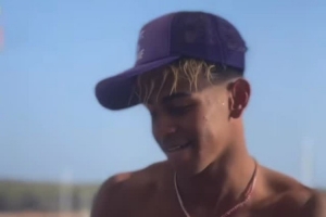 享受假期！亞馬爾社媒曬赤裸上身跳舞視頻??