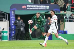 祝賀！德爾加多完成代表中國俱樂部職業(yè)賽事100場里程碑