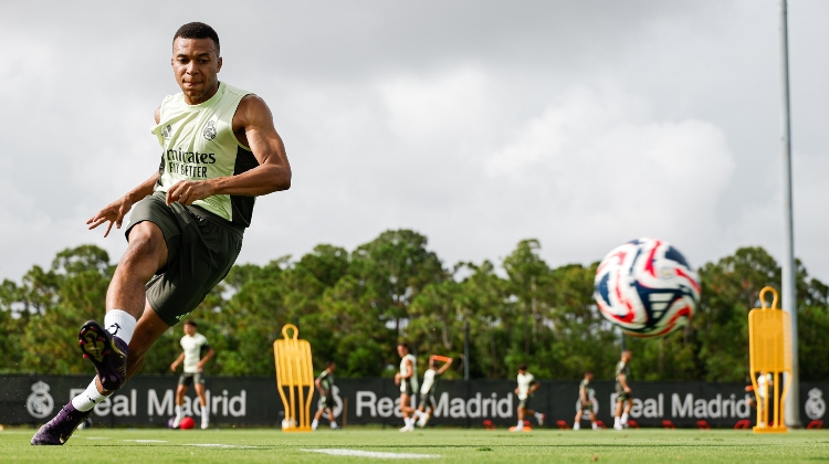 姆總何時(shí)上陣？皇馬曬腸胃炎后的姆巴佩訓(xùn)練照，配表情包“大腦”