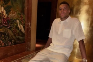 瘦10斤的樣子??姆巴佩曬世俱杯期間照，維尼修斯點(diǎn)贊登貝萊互動(dòng)