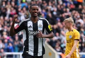 紐卡當(dāng)?shù)孛襟w：埃迪-豪已與伊薩克有過(guò)溝通，后者仍是球隊(duì)非賣品