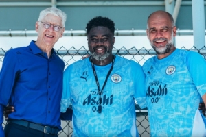 FIFA足球發(fā)展總監(jiān)溫格探班曼城，與瓜迪奧拉、科洛-圖雷親切交談