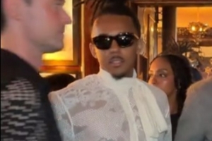 ??這啥發(fā)型？孔德出席巴黎時裝周活動，穿白色鏤空衣+戴墨鏡