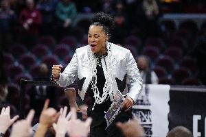 ??NBA首個歷史女主帥？尼克斯聯(lián)系南卡女籃三冠教頭???