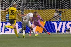 蒙特雷單刀被撲后眾球員紛紛投訴聚勒身后推人，主裁判沒有表示