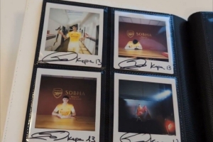 凱帕為自己加盟阿森納的照片簽名，放入相冊(cè)收藏