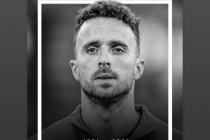 內(nèi)維爾轉(zhuǎn)發(fā)卡拉格動態(tài)，悼念若塔：??