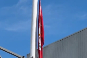 YNWA??球迷在球場外送上鮮花悼念若塔，利物浦隊旗降半旗致哀