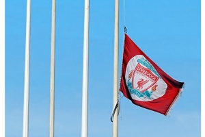 心碎??衛(wèi)報安菲爾德現(xiàn)場攝影：利物浦為若塔降半旗哀悼