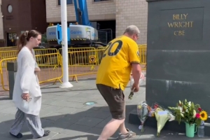 狼隊(duì)球迷前往莫利紐球場獻(xiàn)花悼念若塔??效力2年貢獻(xiàn)44球19助