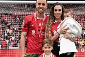 R.I.P. 杰拉德曬照：若塔昔日在獎杯前拍全家福