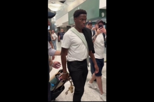 尤文官方分享戴維落地機場視頻，球員將體檢