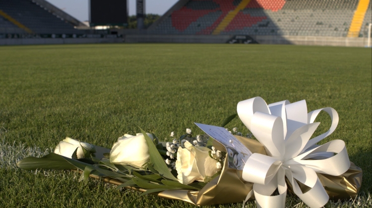 超越國(guó)界的致敬！一個(gè)蘇格蘭家庭在若塔母隊(duì)費(fèi)雷拉主場(chǎng)獻(xiàn)花&悼念