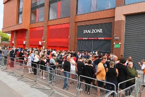 沉重???安菲爾德場(chǎng)外擺放成百上千條圍巾，數(shù)百人排隊(duì)簽名吊唁