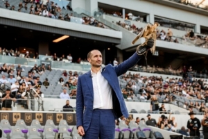 新股東基耶利尼亮相洛杉磯FC主場，化身榮譽(yù)“馴鷹師”