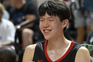 王博打趣：楊瀚森該感謝我 季后賽給他充足的鍛煉&讓他那么早赴美